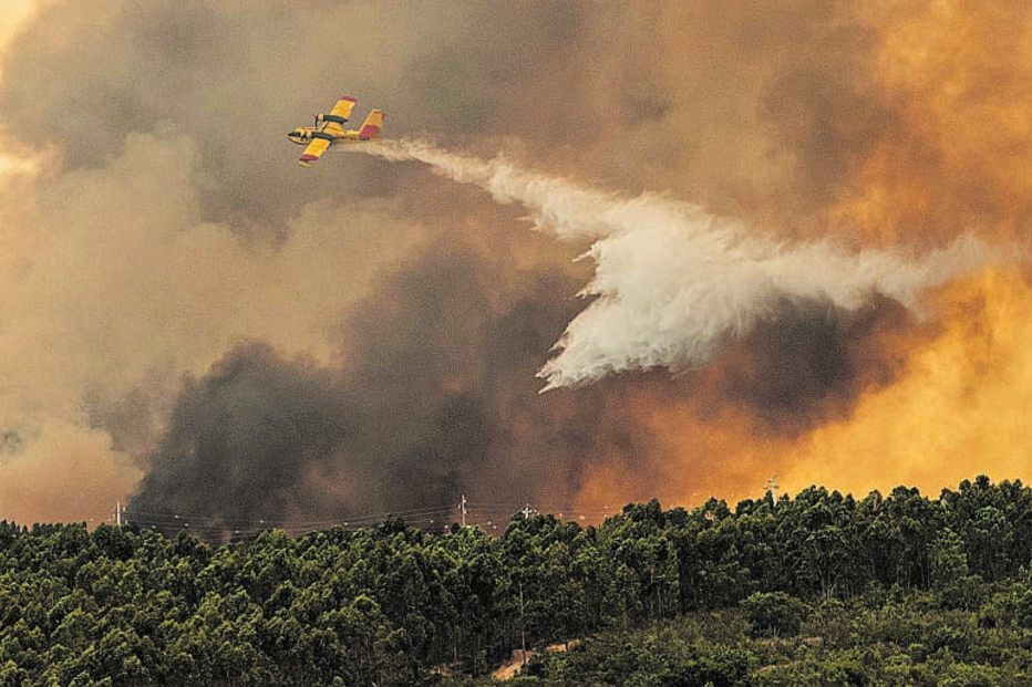 Avião faz descarga em fogo