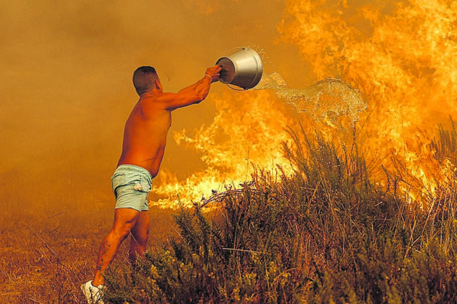 Populares atiram água para as chamas