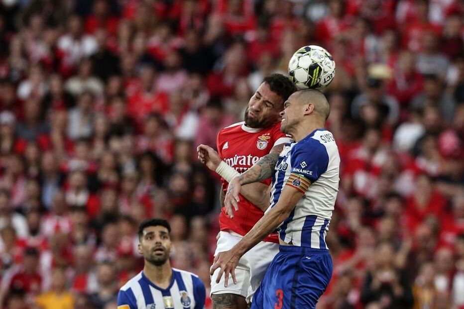 Otamendi e Pepe, capitães do Benfica e do FC Porto, respetivamente, durante um duelo na época passada