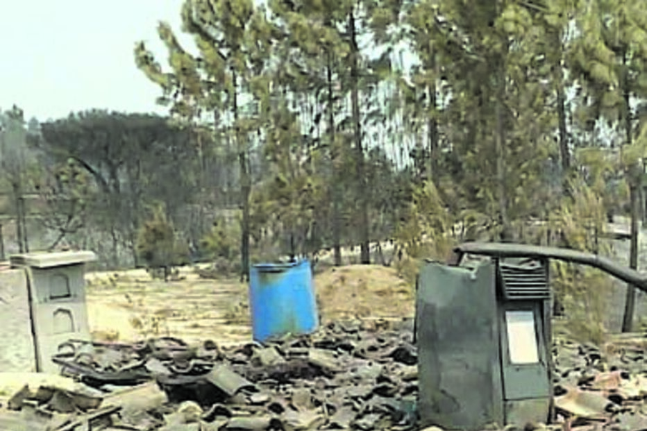 Destroços do alojamento, após o fogo