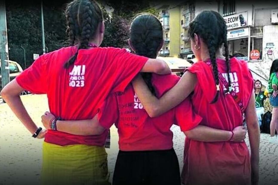 Jimena ao centro fotografada em Portugal