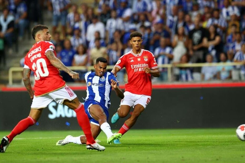 Galeno remata à baliza na primeira grande ocasião do encontro, aos 8 segundos de jogo