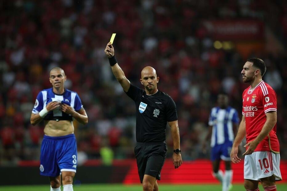 Luís Godinho foi várias vezes ao bolso na primeira parte. No total mostrou sete amarelos