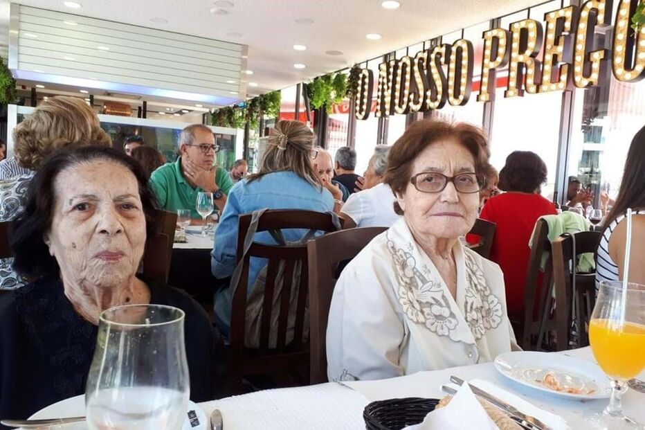 A empregada, Amélia Cunha, e a patroa, Celedónia Ferreira, num almoço