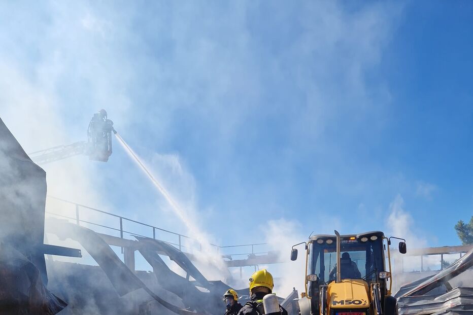 Oficina ficou reduzida a escombros após incêndio