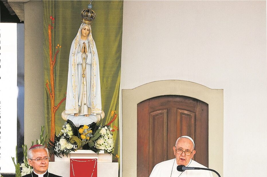Papa rezou aos pés de Nossa Senhora
