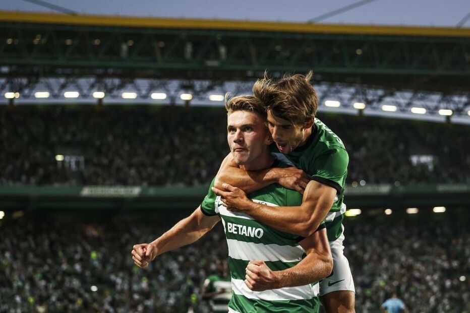 Daniel Bragança festeja com Gyökeres um dos golos do sueco contra o Vizela