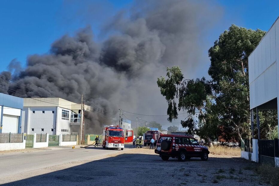 Incêndio em armazém de tintas no Vale do Alecrim