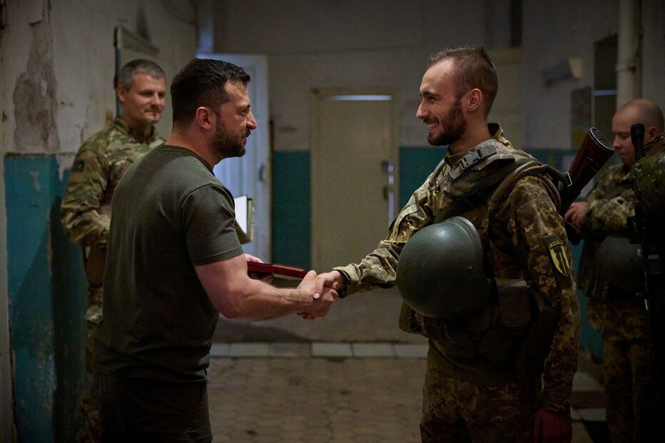Selfies e apertos de mão: Zelensky encontra-se com tropas ucranianas na frente oriental