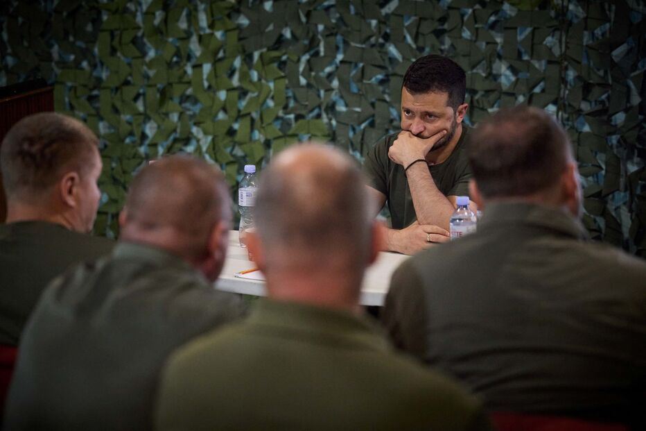 Selfies e apertos de mão: Zelensky encontra-se com tropas ucranianas na frente oriental