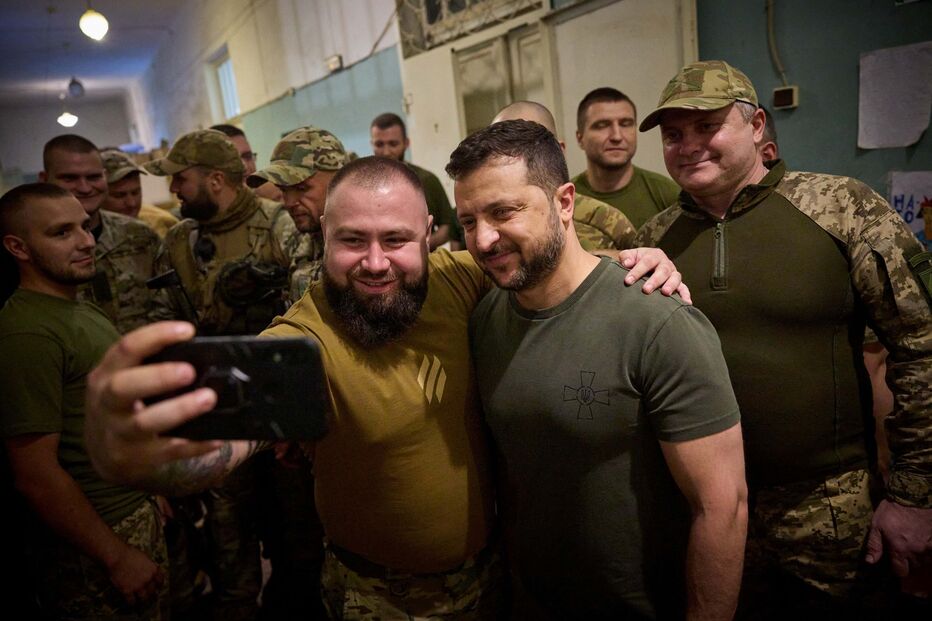 Selfies e apertos de mão: Zelensky encontra-se com tropas ucranianas na frente oriental