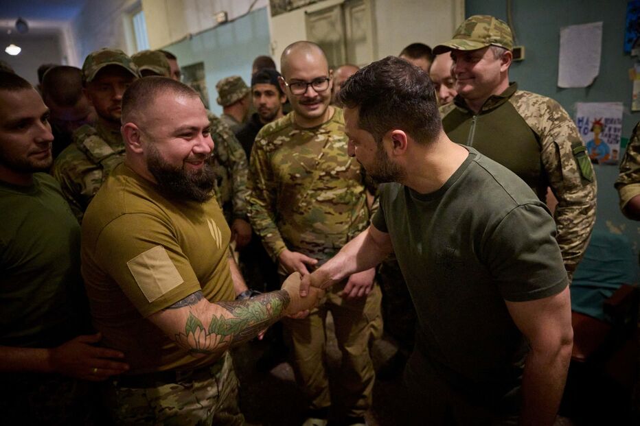 Selfies e apertos de mão: Zelensky encontra-se com tropas ucranianas na frente oriental
