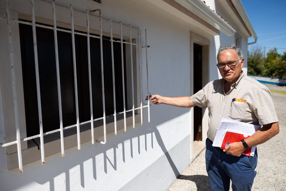 Padre Virgílio  do Rocio junto  da janela por onde os ladrões entraram