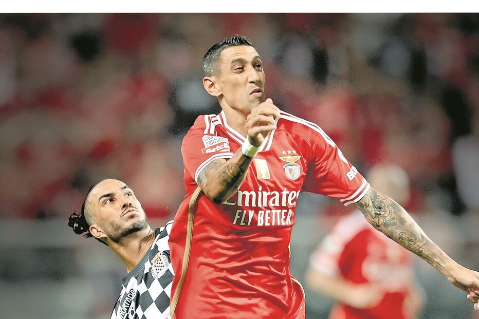 Di María em ação no jogo do Bessa, no qual marcou o primeiro golo