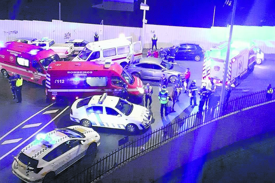 Carro que atropelou o menino no local da tragédia