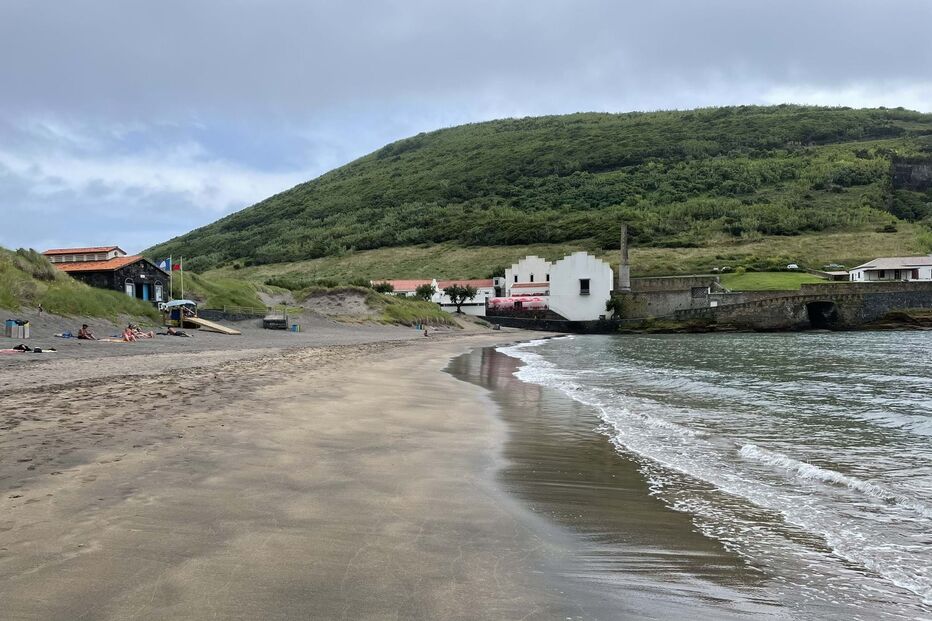 Praia açoriana de Porto Pim interdita a banhos devido a contaminação da água