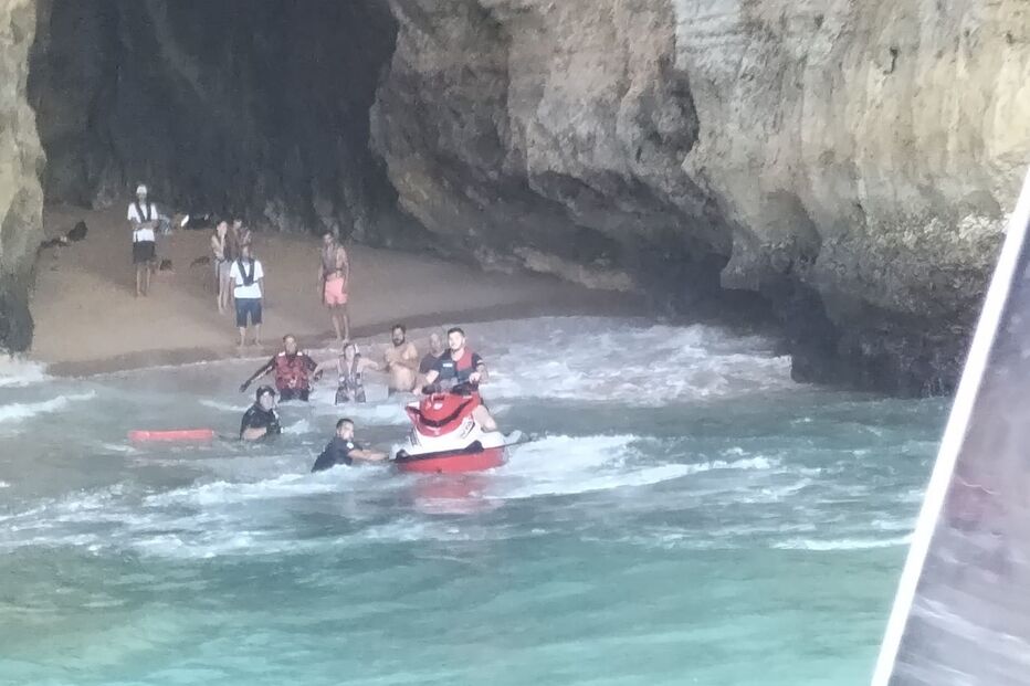 Resgate foi feito com a ajuda de uma mota de água