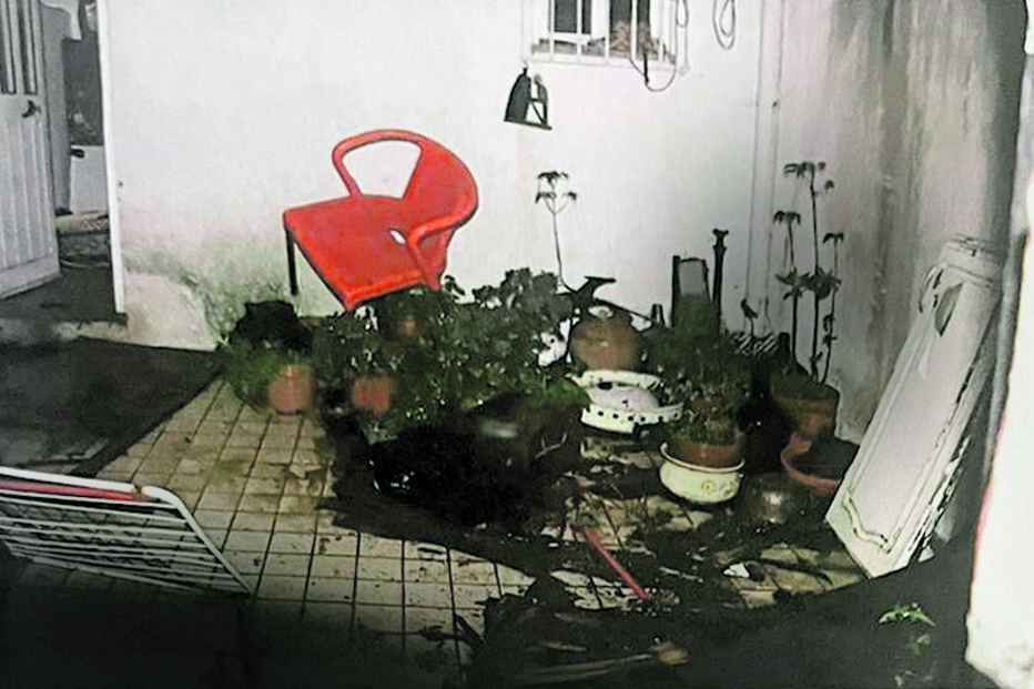 Interior da casa onde a mulher foi assassinada. A habitação já se encontrava destruída devido a ataques de fúria do filho