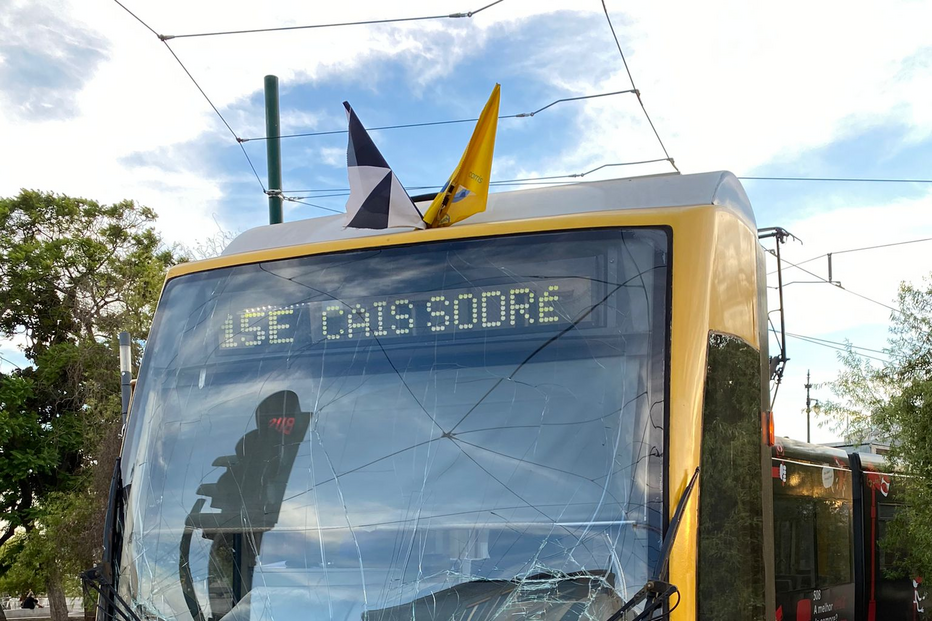 Colisão entre dois elétricos