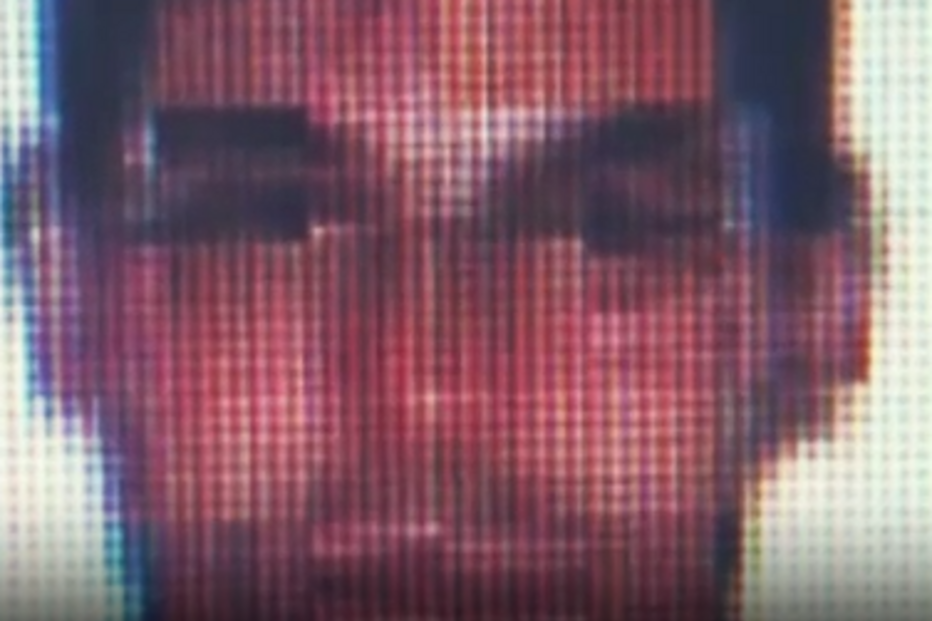 Mulher morre depois de agonizar no quarto incendiado pelo filho.