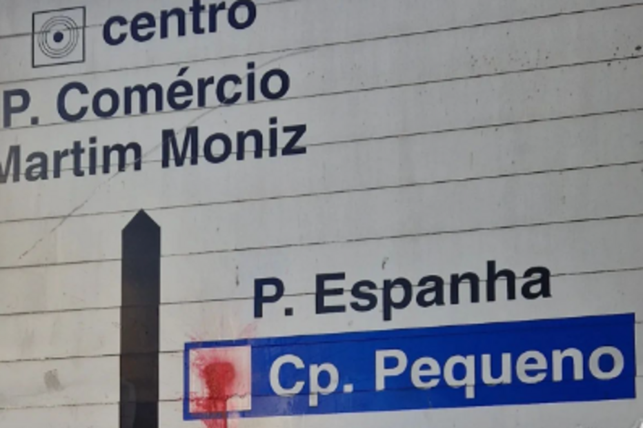 Bordalo II pinta de vermelho sinalética com representação das touradas