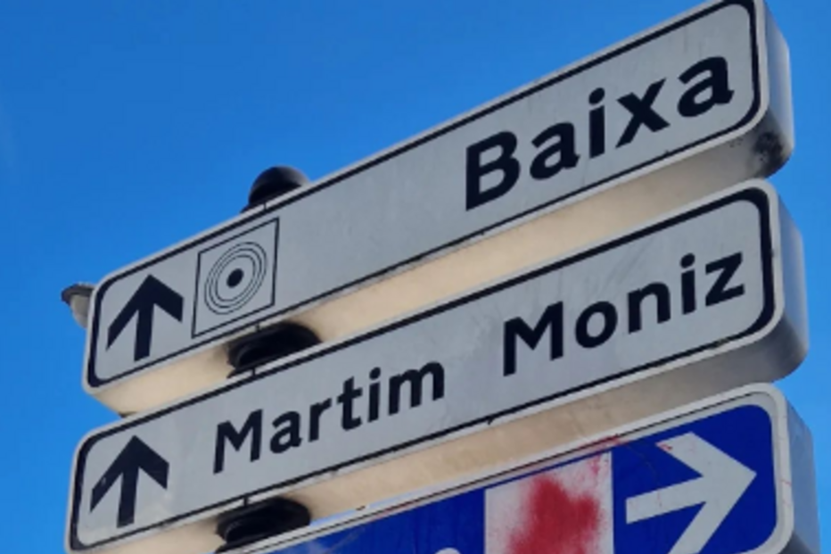 Bordalo II pinta de vermelho sinalética com representação das touradas