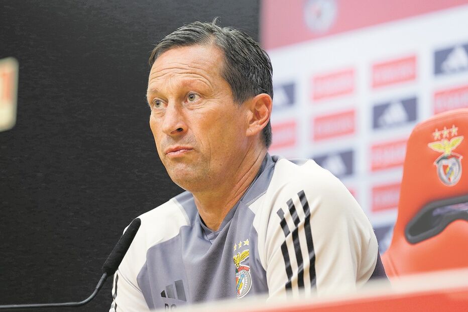 Roger Schmidt  aponta dedo  ao seu guarda-redes