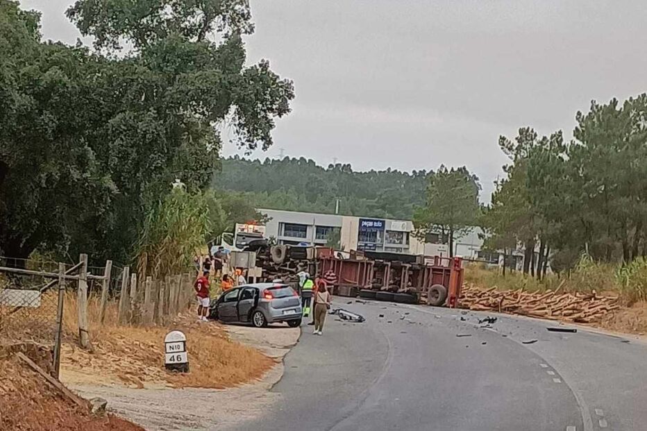 Estrada N10 cortada após colisão entre carro e camião de lenha em Setúbal