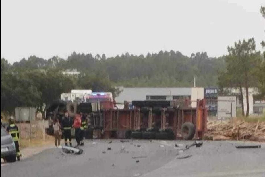 Estrada N10 cortada após colisão entre carro e camião de lenha em Setúbal