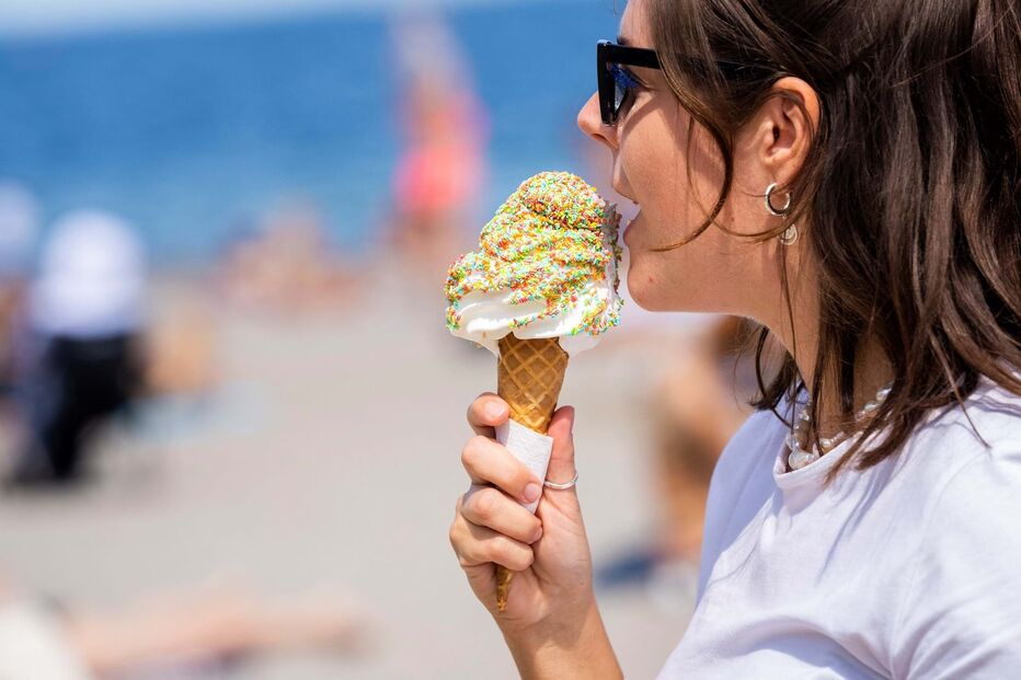 Comer um gelado na praia