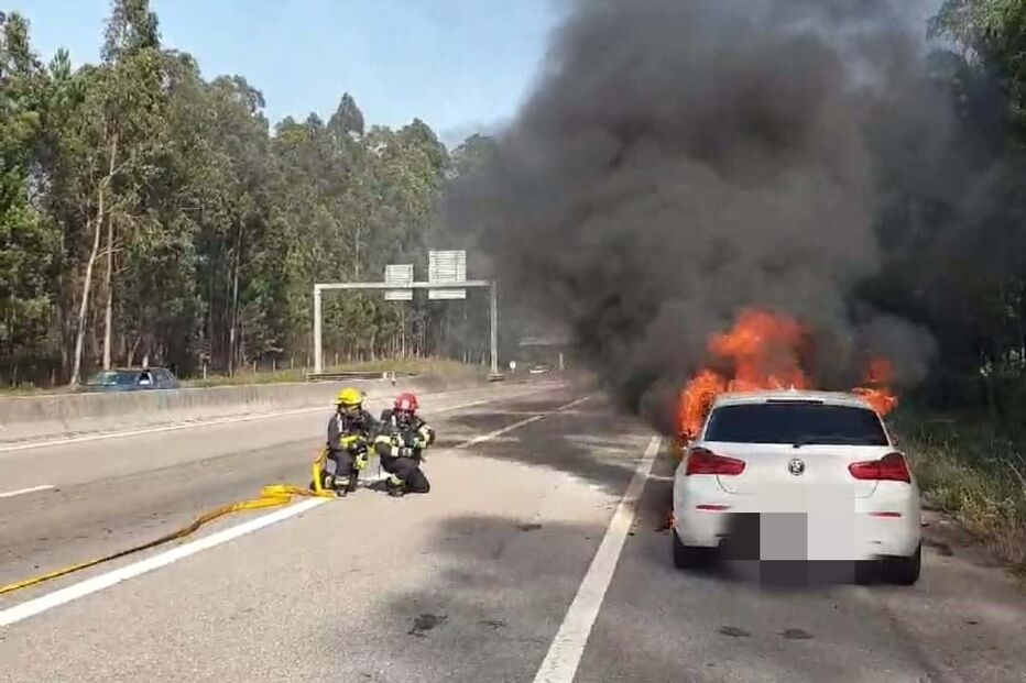 Chamas deflagraram no motor do carro