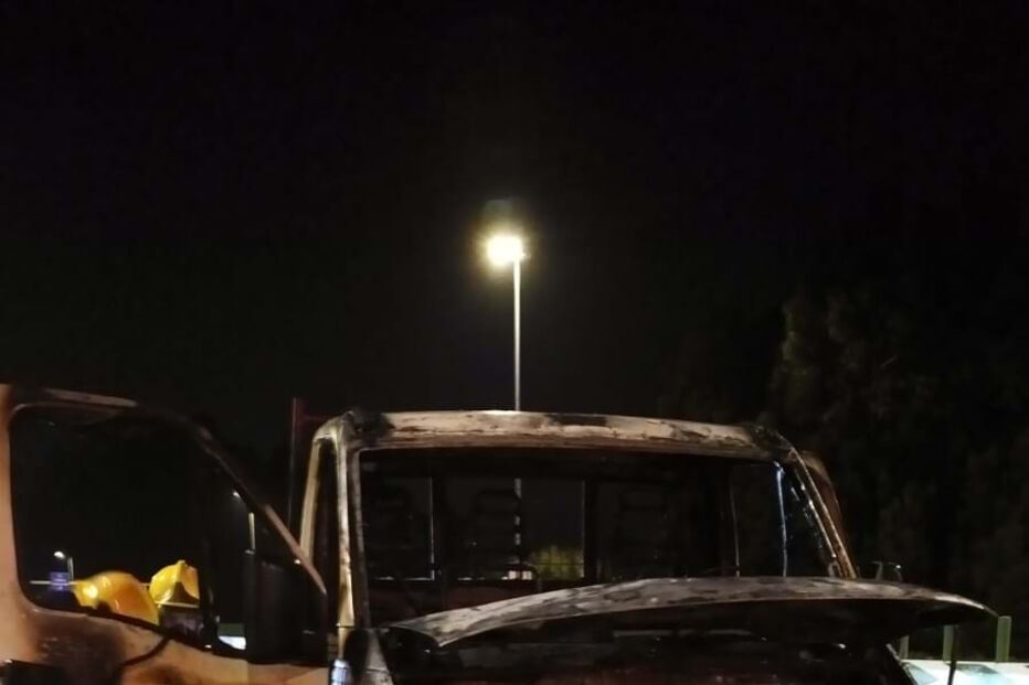 Ligeiro de mercadorias incendeia-se em Santa Maria da Feira
