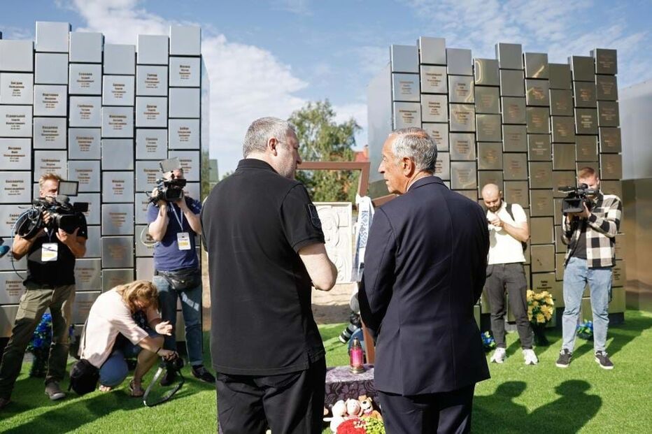 Marcelo no memorial às vítimas do massacre em Bucha