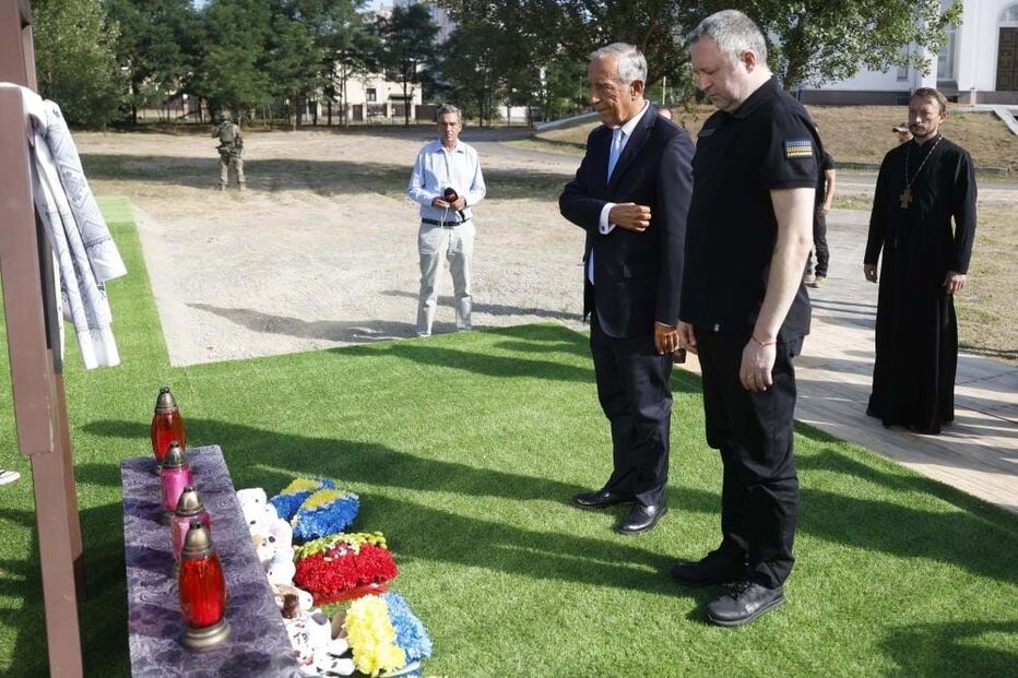 Marcelo no memorial às vítimas do massacre em Bucha