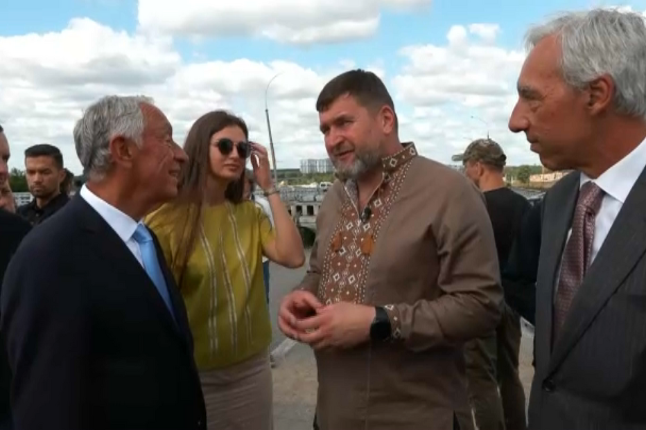 Marcelo visita ponte destruída em Irpin