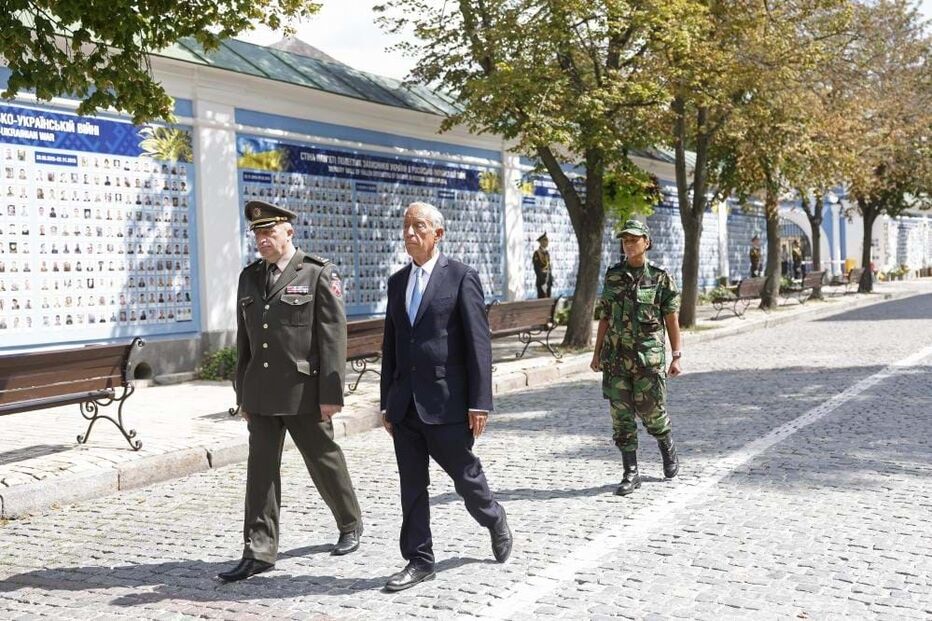 Marcelo visita muro da memória dos defensore caídos pela Ucrânia 