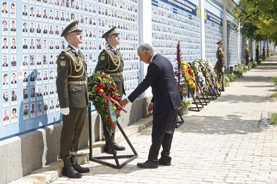 Marcelo visita muro da memória dos defensore caídos pela Ucrânia 
