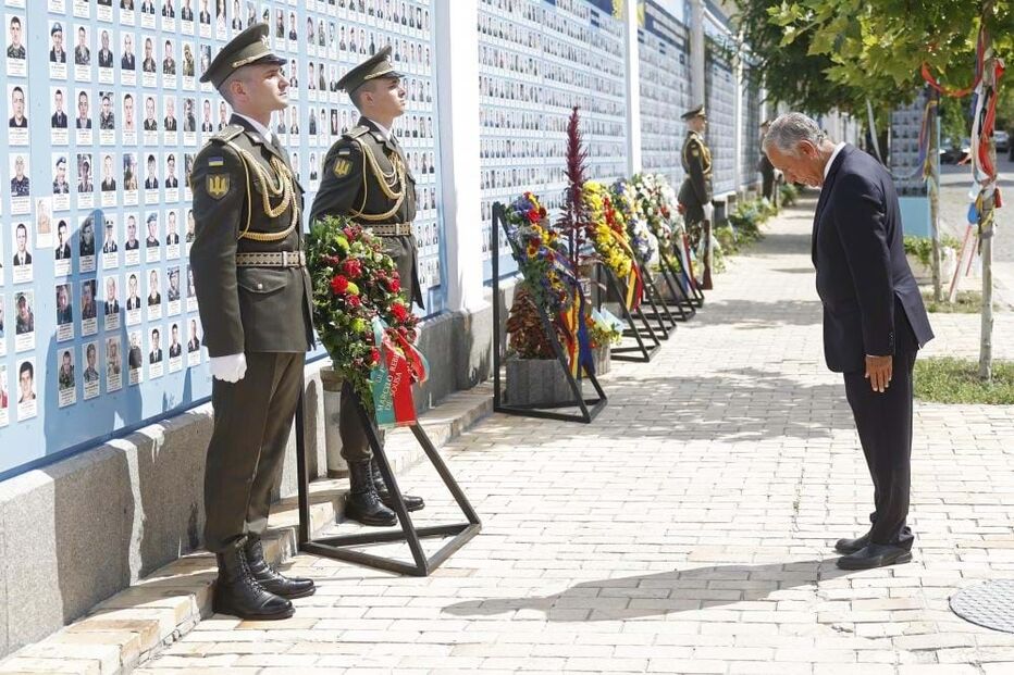 Marcelo visita muro da memória dos defensore caídos pela Ucrânia 