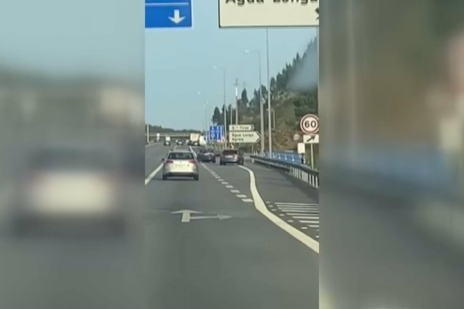 Vídeo mostra veículo com matrícula francesa a tentar abalroar automóvel em plena autoestrada