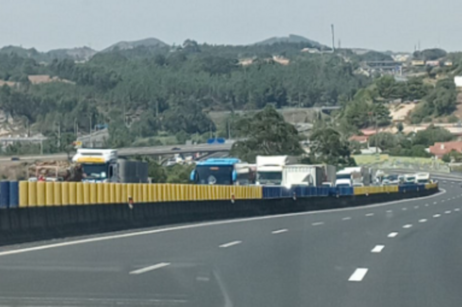 Trânsito cortado na A8 em Loures