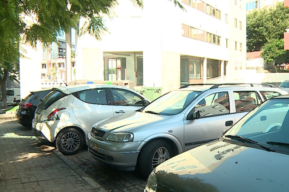 Carro da vítima (em primeiro plano), na Rua António Fernando Moura Dias de Azevedo, onde ocorreu o crime