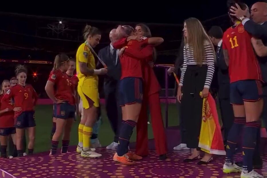 O polémico beijo do presidente da federação