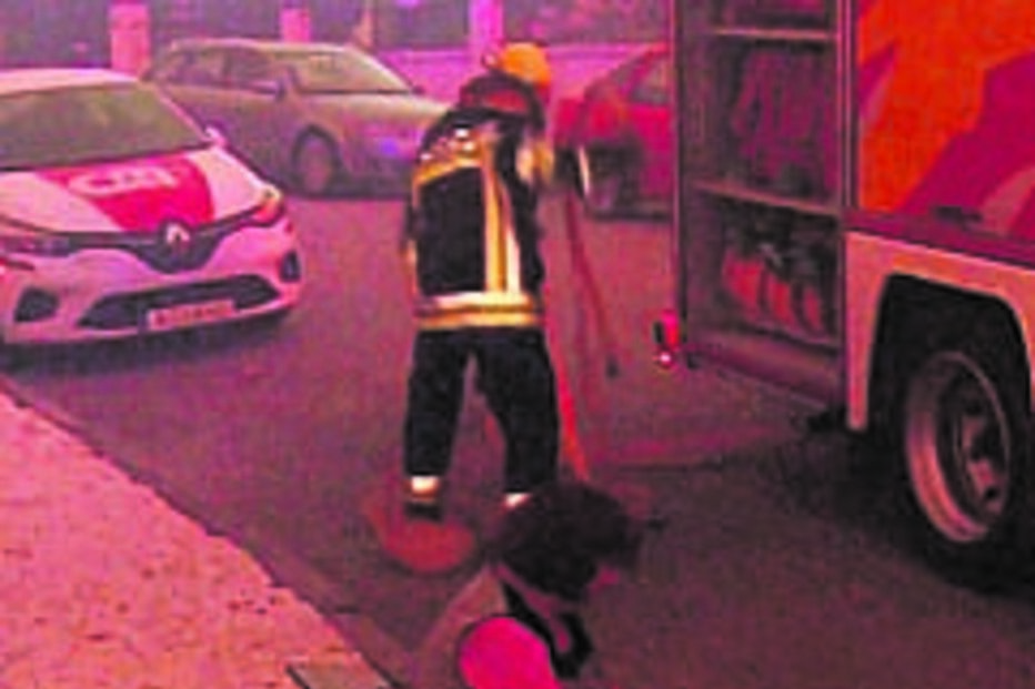 As chamas rodearam as habitações