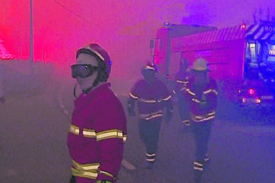 As chamas rodearam as habitações