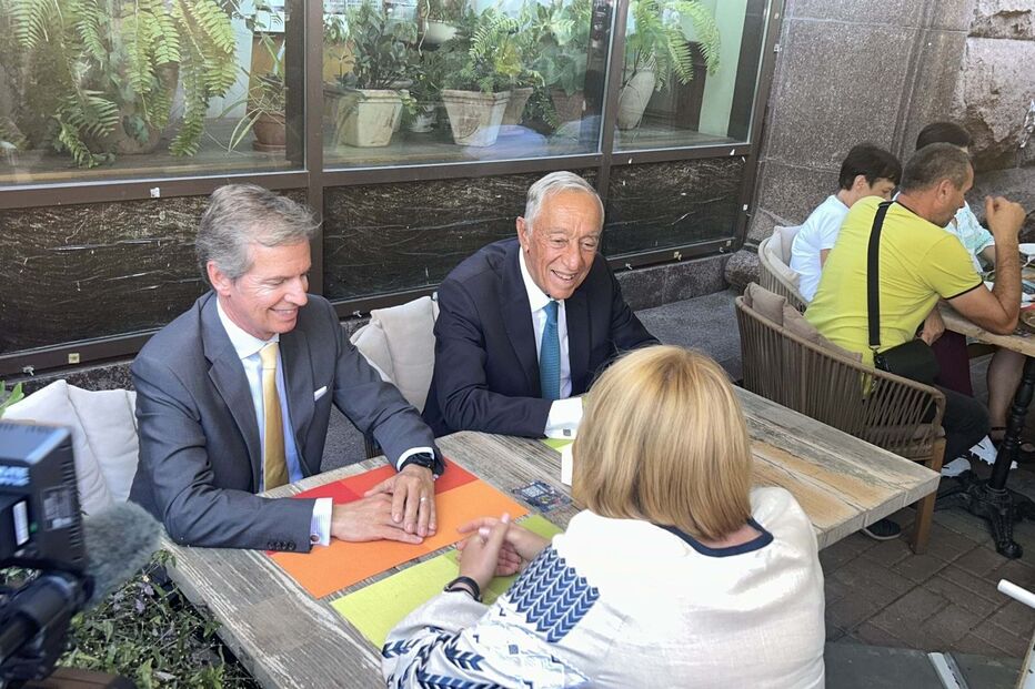 Marcelo Rebelo de Sousa senta-se em esplanada em Kiev