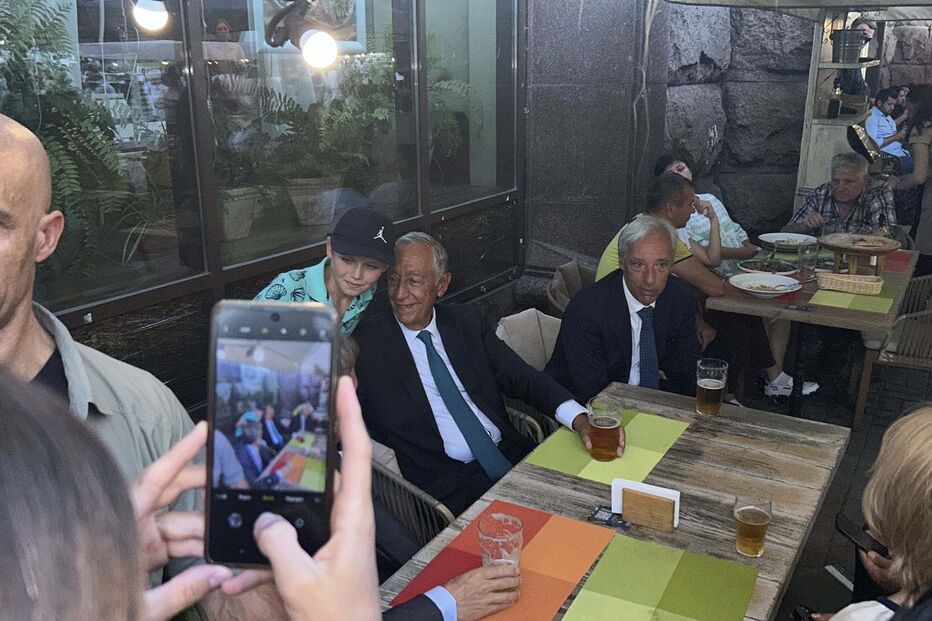 Marcelo tira fotografias com ucranianos em esplanada em Kiev 