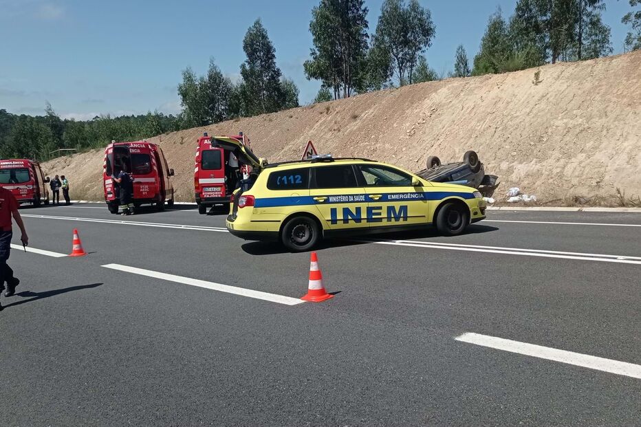 Um morto e três feridos em despiste seguido de capotamento em Arouca. EN327 está condicionada