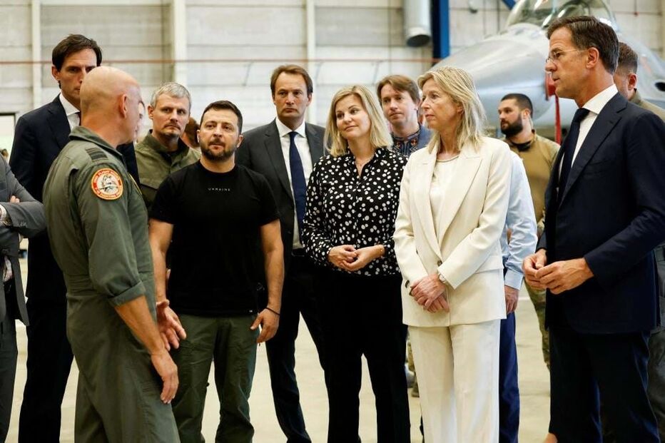 A ministra da Defesa neerlandesa, com o presidente ucraniano, Volodymyr Zelensky, e o primeiro-ministro neerlandês, Mark Rutte.