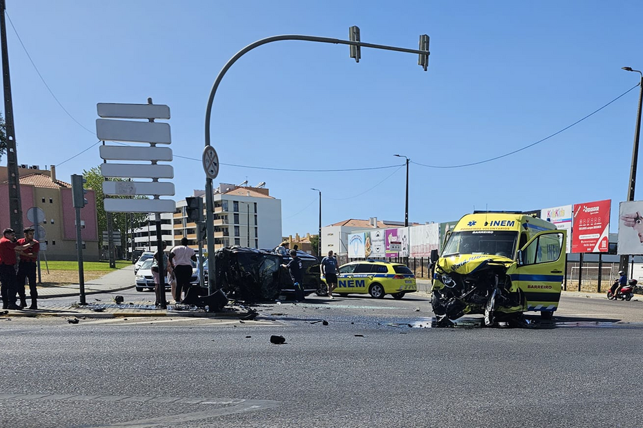 Dois bombeiros feridos em acidente com ambulância no Barreiro