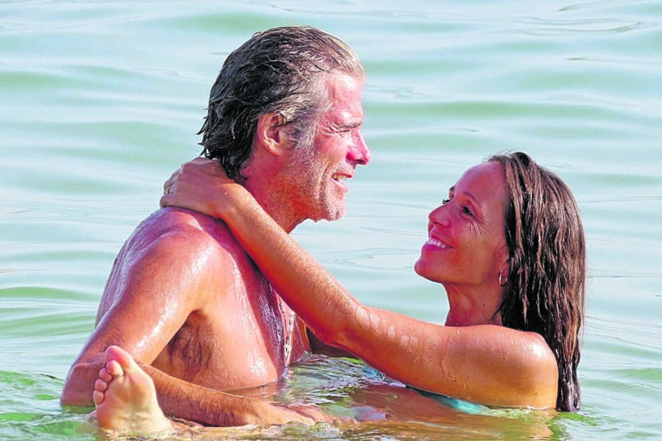 Mico e Raquel em clima de romance